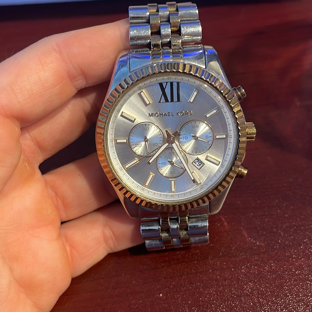 MICHAEL KORS
Oversized Lexington Two-Tone Watch
Style# MK8344